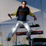 Wow! 4 days of concert of the sand. Last day concert:  Hot Hot Heat and Weezer sponsored by Hurely/US Open Surfing Huntington Beach. Over 30,000 to 132,000 something people on the sand. I can’t get over the amount of people – in HB. locals rode...