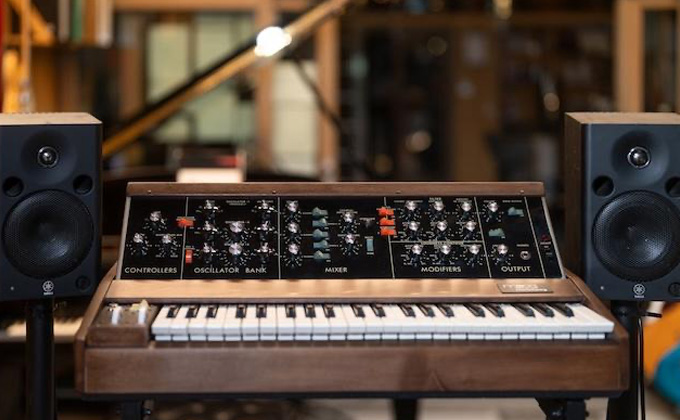 Peter-Gabriel-Signed-Vintage-Minimoog-Raffle-Offered-By-The-Bob-Moog-Foundation-2