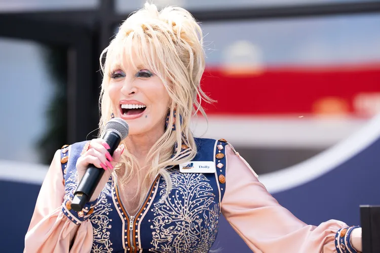 dolly-parton-35b4aad885c6443ea418abff38248765